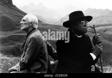 1997 ; le cri du pays bien-aimé. Titre original du film : The Beloved Country Cry, PHOTO : JAMES EARL JONES, à droite, RICHARD HARRIS, à gauche. (Crédit image : © Miramax/Globe photos/ZUMA Wire) USAGE ÉDITORIAL SEULEMENT! Non destiné à UN USAGE commercial ! Banque D'Images