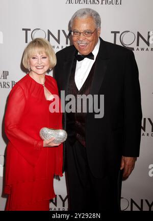 JAMES EARL JONES (17 janvier 1931 - 9 septembre 2024) est un acteur américain connu pour ses rôles de doubleur emblématiques et pour son travail au théâtre. Au cours de sa carrière, il a reçu trois Tony Awards, deux Emmy Awards et un Grammy Award. Jones a acquis une renommée internationale pour son rôle de Dark Vador dans la franchise Star Wars, à commencer par le film original de 1977. PHOTO DU DOSSIER : 12 juin 2011, New York, New York, États-Unis : JAMES EARL JONES et son épouse CECILIA HART assistent à la 65e cérémonie annuelle des Tony Awards, qui se tient au Beacon Theater. (Crédit image : © Nancy Kaszerman/ZUMA Press Wire) USAGE ÉDITORIAL SEULEMENT! Non Banque D'Images