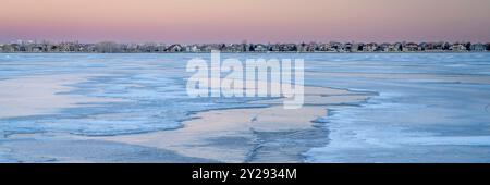 Panorama d'un crépuscule sur un lac gelé dans le Colorado - Boyd Lake State Park Banque D'Images
