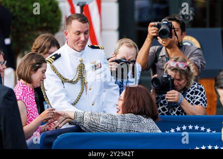 Washington, États-Unis. 09th Sep, 2024. La sénatrice des États-Unis Tammy Duckworth (démocrate de l'Illinois) s'entretient avec un fan lors d'un événement célébrant la loi américaine sur les personnes handicapées et le mois de la fierté des personnes handicapées sur la pelouse sud de la Maison Blanche, Washington, DC, lundi 9 septembre 2024, photo de Chris Kleponis/ crédit : UPI/Alamy Live News Banque D'Images