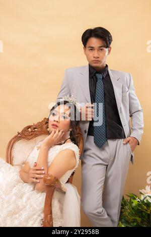 élégant couple masculin et féminin pose assis debout détendu souriant gâté regardant le devant intimement en intérieur photo prise en gros plan. couple weddi Banque D'Images