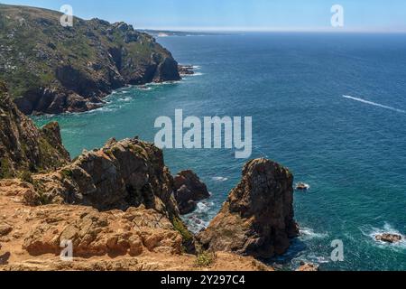 Vue aérienne de la falaise rocheuse de Cabo da Roca, phare et point de vue, situé dans un parc national, surplombant l'océan, Portugal, Europe Banque D'Images