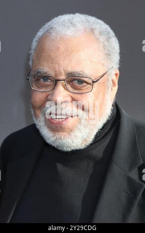 James Earl Jones assiste à la représentation nocturne d'ouverture de la nouvelle reprise de Broadway de 'of Mice and Men' au Longacre Theatre de New York le 16 avril 2014. Crédit photo : Henry McGee/MediaPunch Banque D'Images