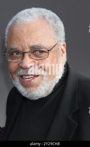 James Earl Jones assiste à la représentation nocturne d'ouverture de la nouvelle reprise de Broadway de 'of Mice and Men' au Longacre Theatre de New York le 16 avril 2014. Crédit photo : Henry McGee/MediaPunch Banque D'Images