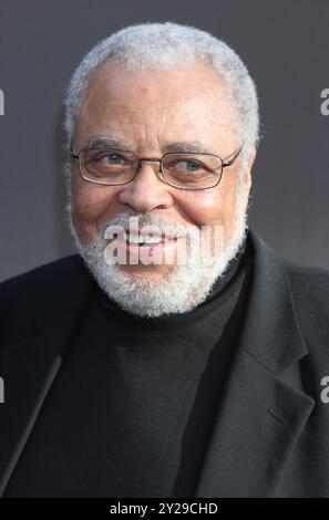 James Earl Jones assiste à la représentation nocturne d'ouverture de la nouvelle reprise de Broadway de 'of Mice and Men' au Longacre Theatre de New York le 16 avril 2014. Crédit photo : Henry McGee/MediaPunch Banque D'Images