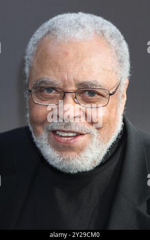 James Earl Jones assiste à la représentation nocturne d'ouverture de la nouvelle reprise de Broadway de 'of Mice and Men' au Longacre Theatre de New York le 16 avril 2014. Crédit photo : Henry McGee/MediaPunch Banque D'Images