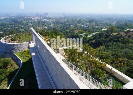 LOS ANGELES, CA -31 août 2023 – vue du Getty Center, qui abrite le J. Paul Getty Museum situé dans le quartier Brentwood de Los Angeles, Cali Banque D'Images