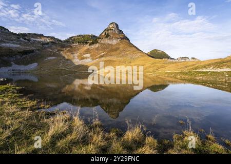 Lac Augstsee et la montagne Atterkogel sur le perdant. Automne, beau temps, ciel bleu. Réflexion. Altaussee, Bad Aussee, Ausseer Land, Totes Gebirge Banque D'Images