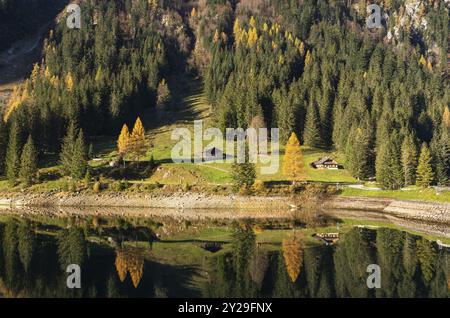 La Vordere Gosausee et le sentier de randonnée autour du lac en automne. Deux maisons typiques. Mélèvres jaunes. Réflexion. Vorderer Gosausee, Gosau, Gosau V Banque D'Images