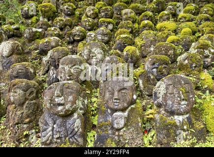 Statues en pierre recouvertes de mousse de rakans, disciples de Bouddha, temple Otagi Nenbutsu-ji, Kyoto, Japon, Asie Banque D'Images