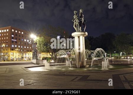 Place illuminée la nuit avec fontaine et statue, entourée de bâtiments et d'arbres, place devant la mairie, Prix Nobel de la paix, Oslo, No Banque D'Images