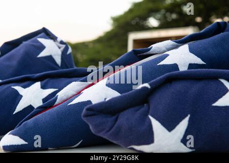 Un drapeau américain est assis sur une table lors d'une cérémonie de désinhumation de la Defense POW/MIA Accounting Agency (DPAA) au cimetière commémoratif national du Pacifique à Honolulu, Hawaï, le 9 septembre 2024. Le DPAA désinhuma huit cercueils contenant des cas possibles non retrouvés de la guerre de Corée. Les cercueils ont été transférés dans un laboratoire de la DPAA, où ils seront soumis à une analyse scientifique plus approfondie et à une éventuelle identification. (Photo de l'US Air Force par l'aviateur principal Kathy Duran) Banque D'Images