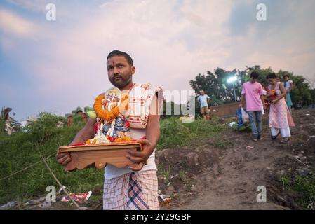 Les dévots transportent l'idole de Ganesha pour plonger dans la rivière Brahmapoutre, lors du festival Ganesh Chaturthi, à Guwahati, Assam, Inde, le samedi 9 septembre Banque D'Images