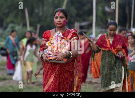 Les dévots transportent l'idole de Ganesha pour plonger dans la rivière Brahmapoutre, lors du festival Ganesh Chaturthi, à Guwahati, Assam, Inde, le samedi 9 septembre Banque D'Images