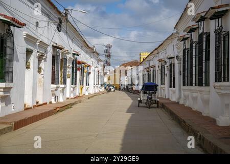 Rue typique avec des bâtiments historiques blancs dans le soleil et l'ombre de Santa Cruz de Mompox, Colombie, Patrimoine mondial, Amérique du Sud Banque D'Images