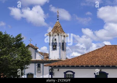 Vue sur les toits de clocher d'église traditionnel contre le ciel bleu et les nuages blancs dans le centre historique de Diamantina, Minas Gerais, Brésil, Amérique du Sud Banque D'Images