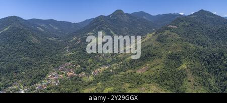 Vue aérienne sur l'arrière-pays vert montagneux de Tarituba par une journée ensoleillée, côte verte, Brésil, Amérique du Sud Banque D'Images