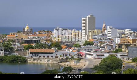 Vue en angle élevé à la vieille ville de Carthagène par une journée ensoleillée, Colombie, Amérique du Sud Banque D'Images