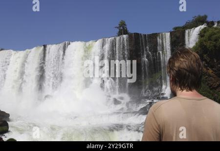 Chutes d'eau d'Iguassu par une journée ensoleillée tôt le matin. Les plus grandes cascades sur terre Banque D'Images