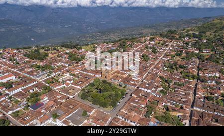 Vue aérienne rapprochée de la ville historique de Barichara, Colombie situé sur le bord d'une falaise, dans le centre de la place verte et la cathédrale Banque D'Images