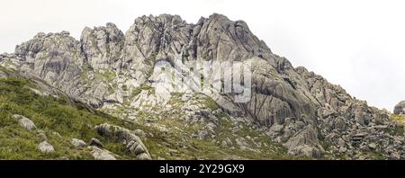 Montagnes pittoresques en granit sauvage de la Serra da Mantiqueira (chaîne de montagnes de Mantiqueira) avec des parties herbeuses sur fond lumineux, haute Itatiaia, Banque D'Images
