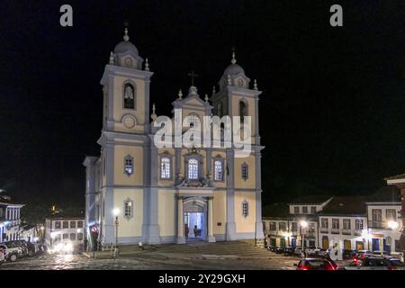 Vue de face de la cathédrale Metropolitan de Diamantina (cathédrale métropolitaine) illuminée la nuit, Minas Gerais, Brésil, Amérique du Sud Banque D'Images