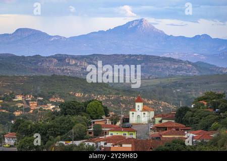 Vue sur la ville historique Diamantina avec une chaîne de montagnes impressionnante à l'arrière, Minas Gerais, Brésil, Amérique du Sud Banque D'Images