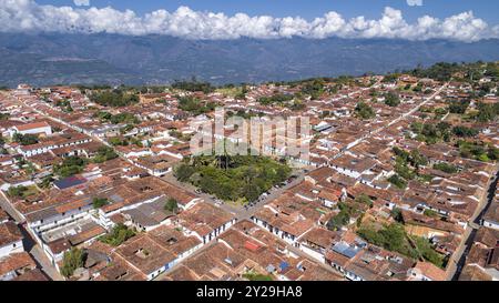 Vue aérienne rapprochée de la ville historique de Barichara, Colombie situé sur le bord d'une falaise, dans le centre de la place verte et la cathédrale Banque D'Images