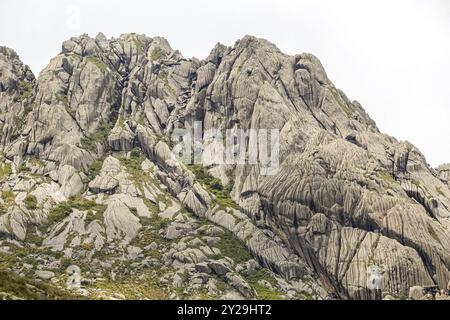 Montagnes pittoresques en granit sauvage de la Serra da Mantiqueira (chaîne de montagnes de Mantiqueira) avec des parties herbeuses sur fond lumineux, haute Itatiaia, Banque D'Images