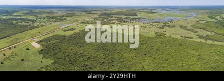 Panorama aérien des terres humides du Pantanal typique paysage avec lagons, forêt, prairies, rivière, champs et Transpantaneira route de terre, Mato Grosso, Brésil Banque D'Images