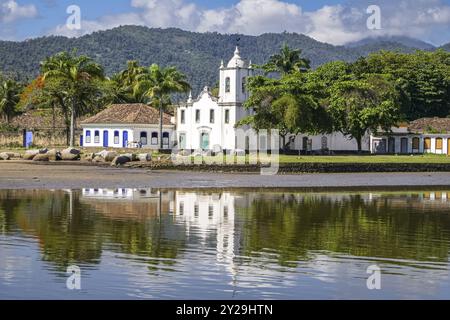 Église notre-Dame des douleurs) avec des reflets d'eau et des montagnes en arrière-plan dans la ville historique de Paraty, Brésil, Amérique du Sud Banque D'Images