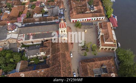 Vue aérienne rapprochée à Iglesia la Inmaculada Concepcion (église de l'Inmaculée conception) et place de la ville historique Santa Cruz de Mompox In Banque D'Images