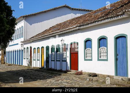 Façades de maison typiques avec des portes et des fenêtres colorées le jour ensoleillé dans la ville historique de Paraty, Brésil, patrimoine mondial de l'UNESCO, Amérique du Sud Banque D'Images