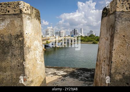 Vue sur la ville moderne et le pont encadré par un mur sur une journée ensoleillée dans la vieille ville, Carthagène, Colombie, Amérique du Sud Banque D'Images