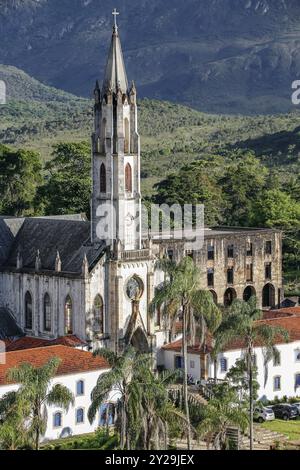 Vue aérienne rapprochée du Sanctuaire Caraca avec montagnes et forêt atlantique en arrière-plan, Minas Gerais, Brésil, Amérique du Sud Banque D'Images