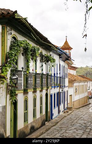 Vue de rue pavée avec façades de maisons coloniales dans la ville historique Diamantina, Minas Gerais, Brésil, Amérique du Sud Banque D'Images