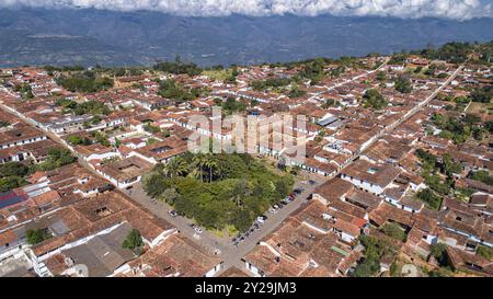 Vue aérienne rapprochée de la ville historique de Barichara, Colombie situé sur le bord d'une falaise, dans le centre de la place verte et la cathédrale Banque D'Images