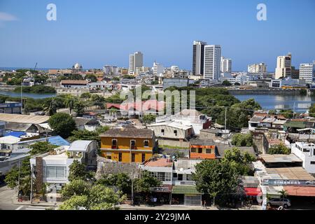 Vue en angle élevé à la vieille ville de Carthagène par une journée ensoleillée, Colombie, Amérique du Sud Banque D'Images