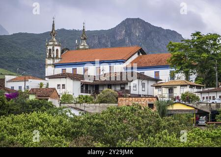 Vue sur la ville historique CATAS Altas avec église et montagne en arrière-plan Banque D'Images