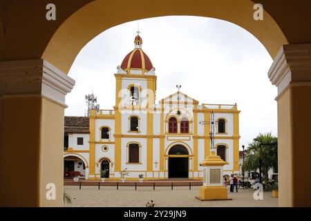 Vue à travers une arche à une église coloniale à Santa Cruz de Mompox, Colombie, Patrimoine mondial, Amérique du Sud Banque D'Images