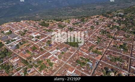 Vue aérienne rapprochée de la ville historique de Barichara, Colombie situé sur le bord d'une falaise, dans le centre de la place verte et la cathédrale Banque D'Images