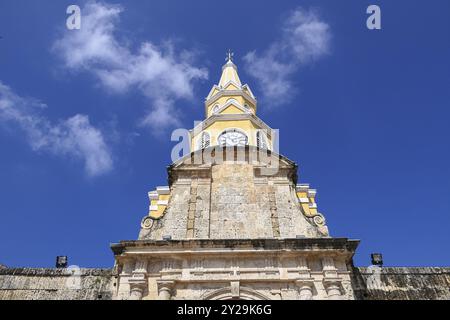 Vue en bas angle du Monument de la Tour de l'horloge avec ciel bleu dans la vieille ville de Carthagène, Colombie, Amérique du Sud Banque D'Images