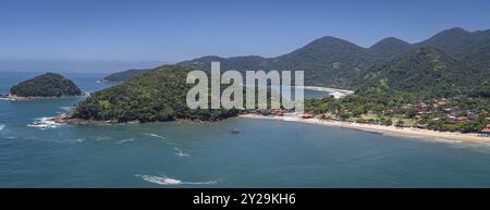 Vue aérienne sur le magnifique littoral de la côte verte avec des îles, des baies et des montagnes couvertes de forêt atlantique, Picinguaba, Brésil, Amérique du Sud Banque D'Images
