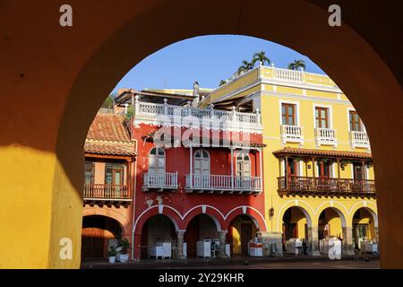Vue à travers une arche de maisons coloniales colorées à Carthagène, Colombie, patrimoine mondial de l'UNESCO, Amérique du Sud Banque D'Images