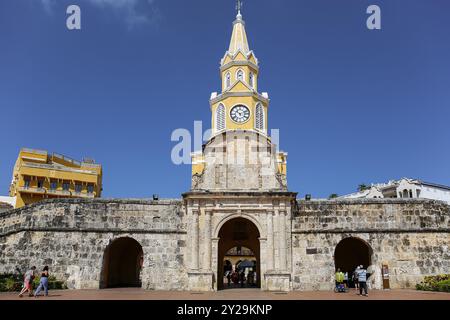 Vue de face du Monument de la Tour de l'horloge avec ciel bleu dans la vieille ville de Carthagène, Colombie, Amérique du Sud Banque D'Images