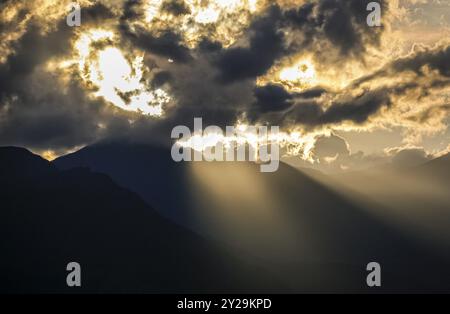 Humeur mystique avec le soleil derrière des nuages sombres, les rayons du soleil tombant sur une montagne sombre, Colombie, Amérique du Sud Banque D'Images