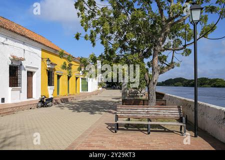 Promenade de la rivière avec des maisons historiques typiques, arbres et rivière, Santa Cruz de Mompox, Colombie, Patrimoine mondial, Amérique du Sud Banque D'Images