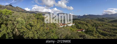 Panorama de vue aérienne du Sanctuaire Caraca avec ombres, montagnes, ciel bleu en arrière-plan, Minas Gerais, Brésil, Amérique du Sud Banque D'Images