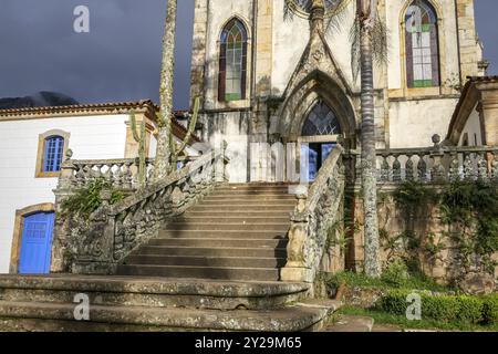 Vue à l'escalier d'entrée de l'église à la lumière du soleil, Sanctuaire Caraca, Minas Gerais, Brésil, Amérique du Sud Banque D'Images