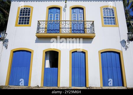 Vue sur un ensemble de maison coloniale le long d'une rue pavée par une journée ensoleillée dans la ville historique de Paraty, Brésil, patrimoine mondial de l'UNESCO, Amérique du Sud Banque D'Images